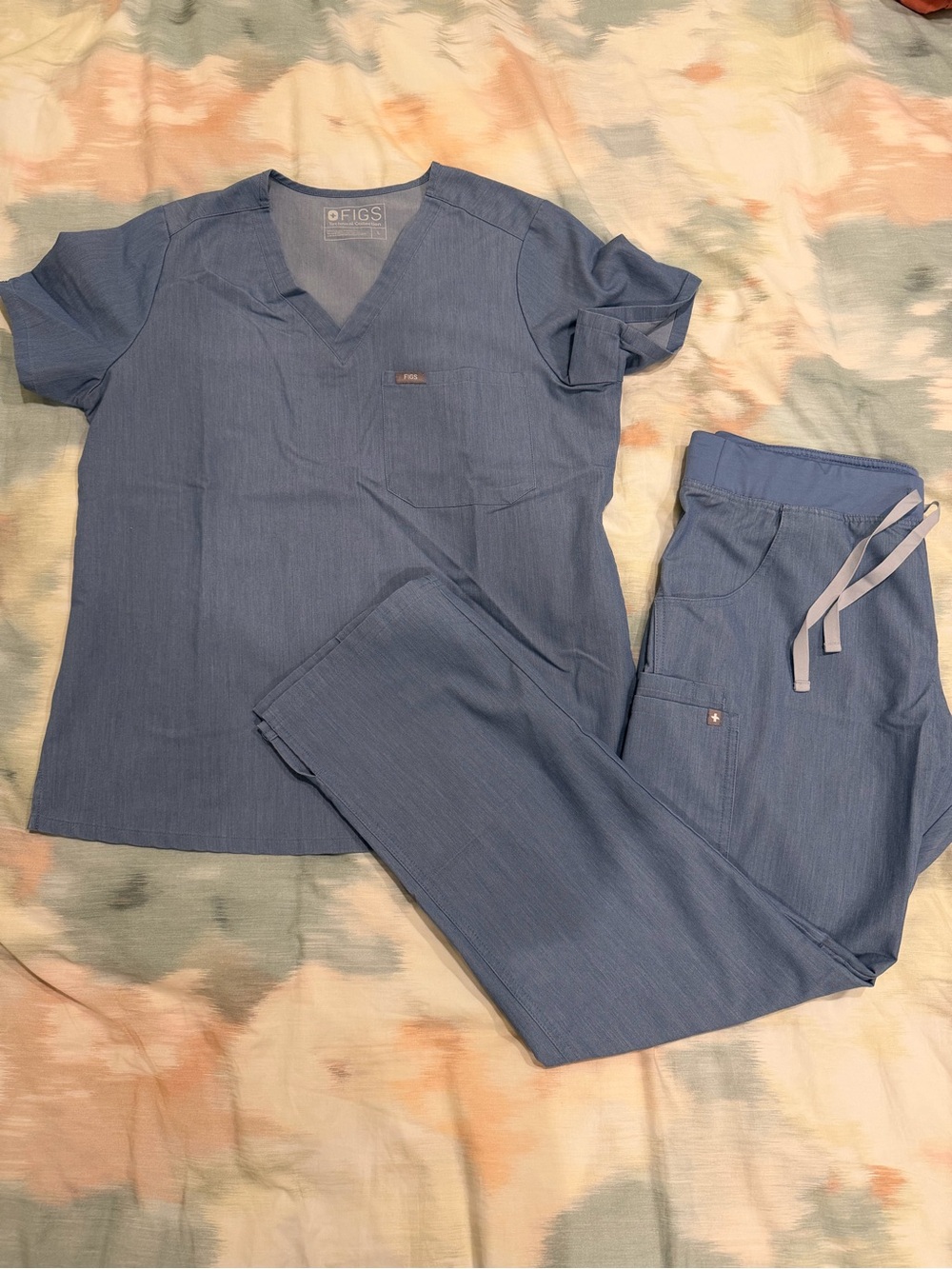 FIGS Women's Scrub Set